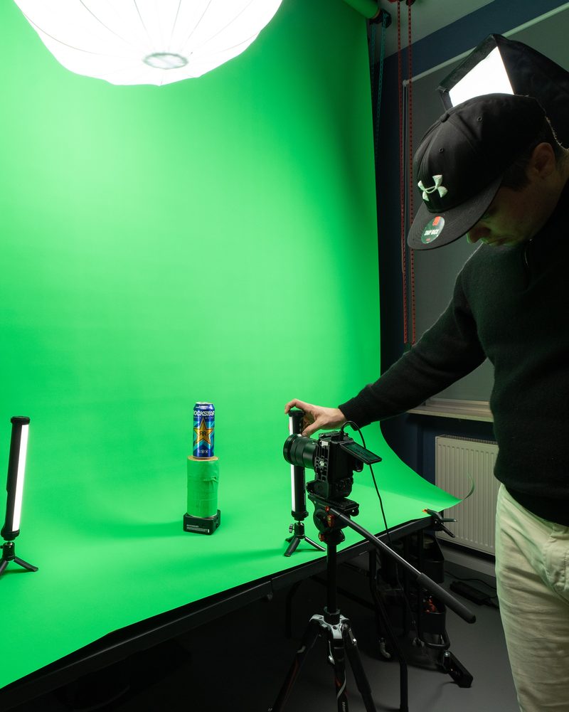 Oli bei einem Produktdreh vor dem Greenscreen im Oli Studio in Hanau