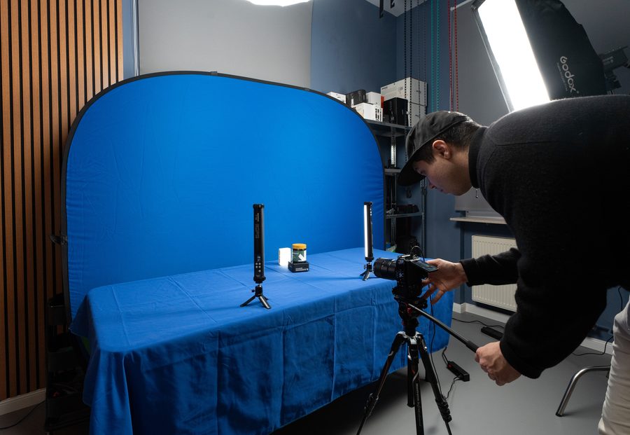 Produktaufnahme vor blauem Hintergrund mit Kamera und LED-Leuchten