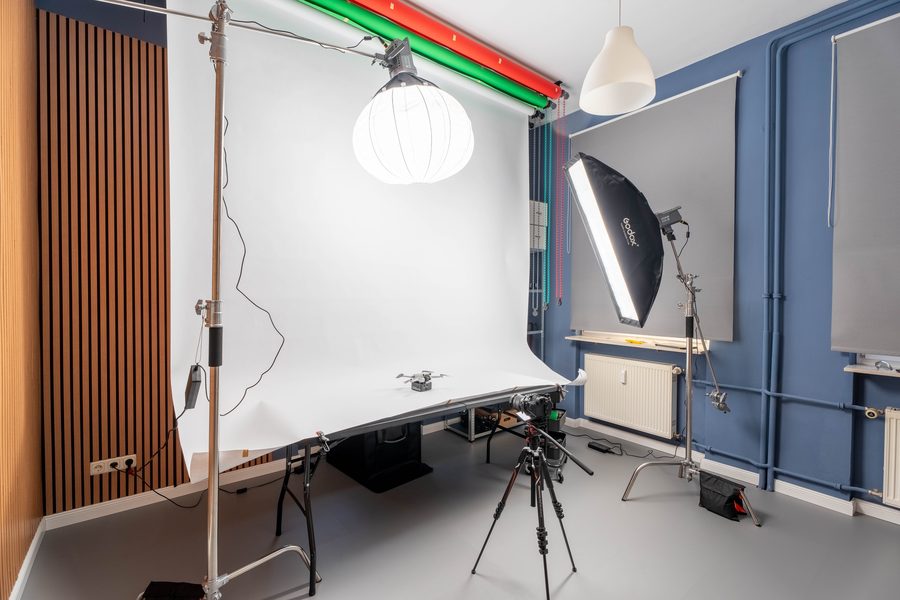 Weiße Hohlkehle mit Softbox und Lichttechnik im Oli Studio