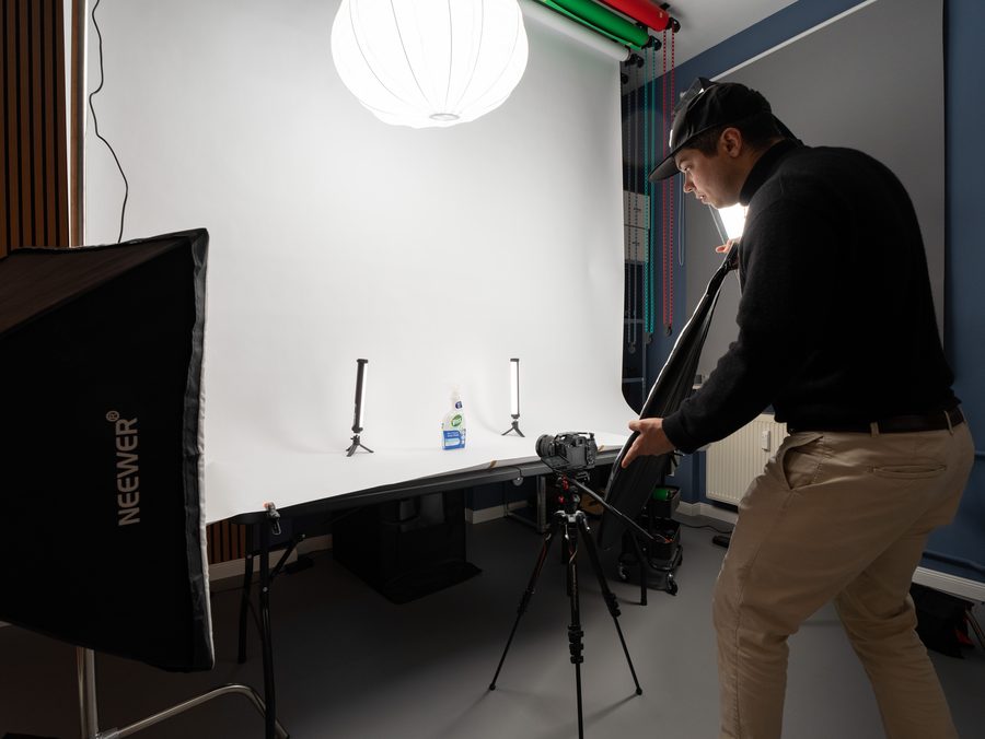 Produkttisch mit Kamera, Licht und weißem Hintergrund im Oli Studio